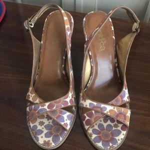 TriBeCa Size 7.5 NWT Flowered Canvas Espadrille